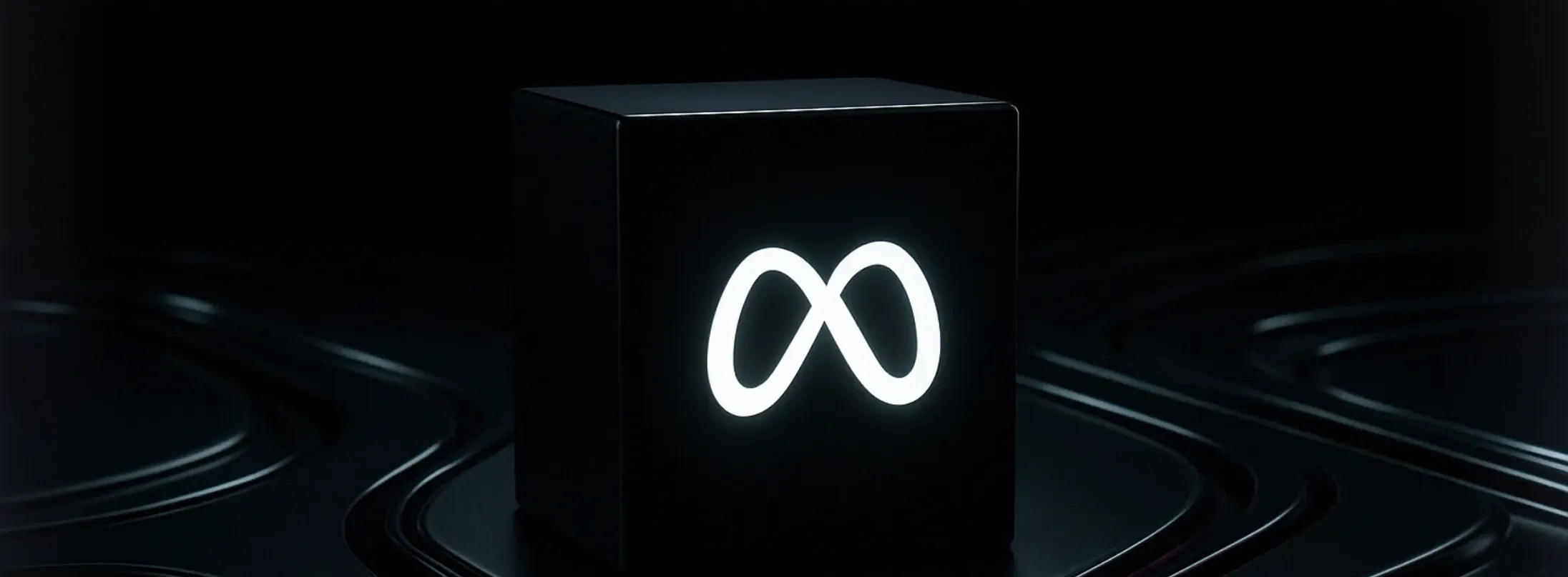 Schwarzer Würfel mit leuchtendem Meta-Logo auf dunklem Grund – die Blackbox, die wir öffnen