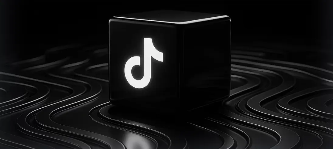 Schwarzer Würfel mit leuchtendem TikTok-Logo auf dunklem Grund