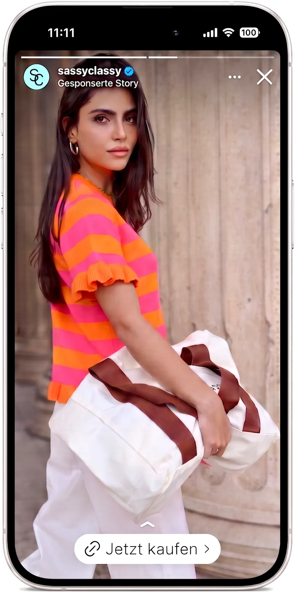 Gesponserte Instagram-Story von SASSYCLASSY auf einem Smartphone: Model mit gestreiftem Strick-Shirt und Canvas-Tasche, darunter der Link-Sticker „Jetzt kaufen“