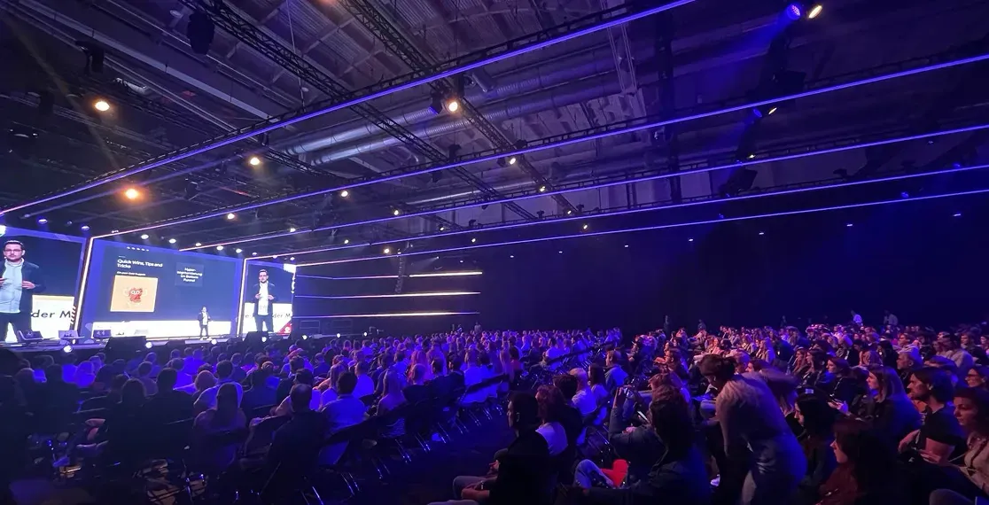 Denys Lichtenstein spricht auf der OMR-Bühne vor rund 10.000 Zuschauern über Feed-Hacking und datengetriebenes Skalieren